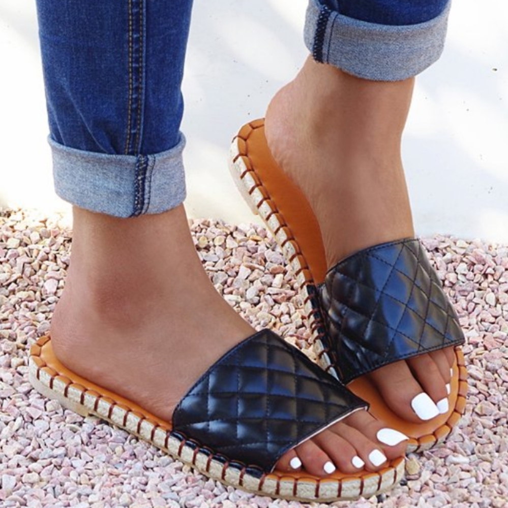 🆕Black Quilted Sandals
